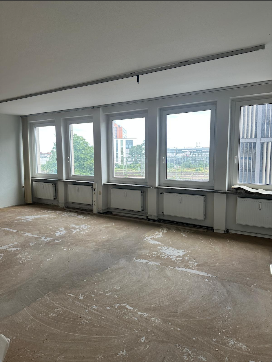 Leerer Raum vor virtuellem Home Staging